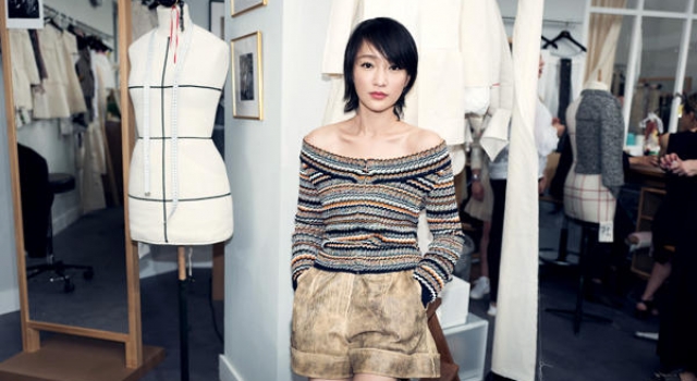 周迅出席香奈儿服装发布会 拍写真很有范