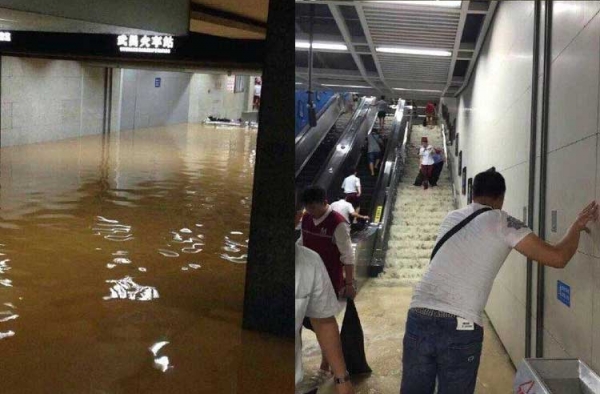 武汉遇特大洪水地铁站变瀑布 场面壮观乘客扶墙走