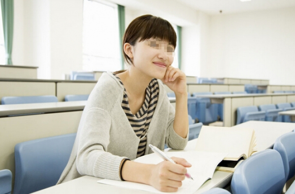 坑爹!女生读大学不到1年欠下10几万 父亲欲卖房还钱