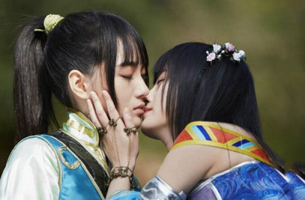 鞠婧祎被吻照片是怎么一回事?鞠婧祎赵嘉敏是百合吗?