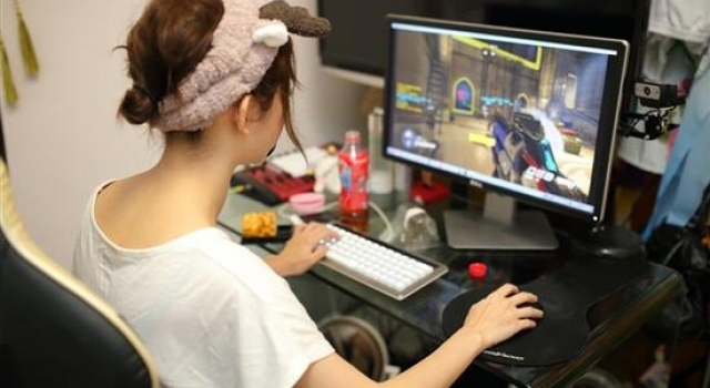 土豪小学生撩女主播:别上班我养你 做我女人做梦都笑