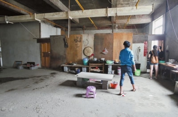 数十人住烂尾楼守株待兔式讨薪 一住十多年