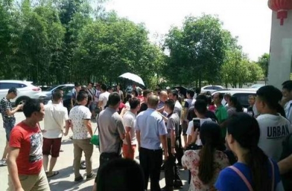 男游客被女导游制止插队嚣张施暴 致其住院被拘留