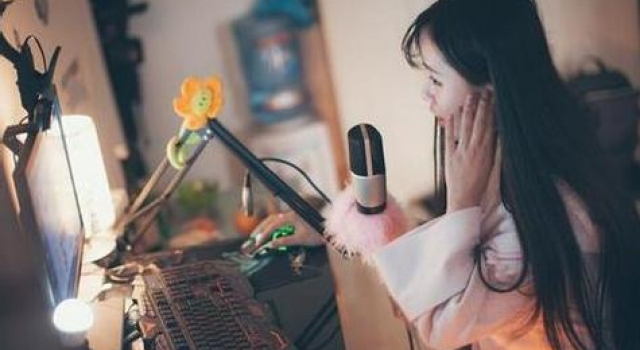 欲哭无泪！熊孩子16天赏女主播近4万 愁坏务工父母