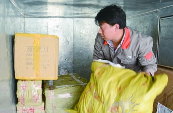 阿门！28岁快递小哥送快件 途中中暑抢救无效身亡
