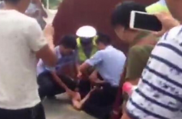 重庆司机不满交警事故处理结果 竟将其砍死被刑拘