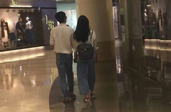 井柏然携女友倪妮逛街 穿着情侣装十分甜蜜