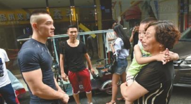 蓝衣小伙制服抢匪无声离去 网友称其超级英雄“惩罚者”