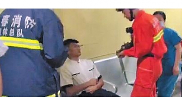 服务员眼眶被扎进2cm钢签:签上挂肉串 不影响视力