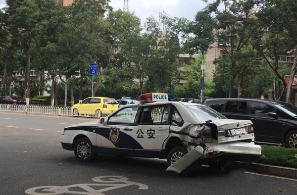 “好样的”!女司机不满老公找小三 失去理智开宝马撞警车