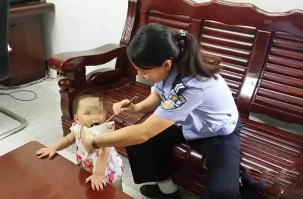 父亲将不到两岁女儿扔派出所 留言：找到孩子妈就回来接