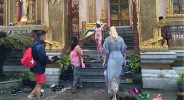 俄女子穿透视装逛寺庙亵渎神灵 警方带走要求忏悔