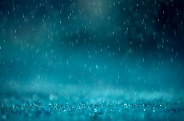 谁说下雨天就不能约会 雨中约会也是别有一番滋味