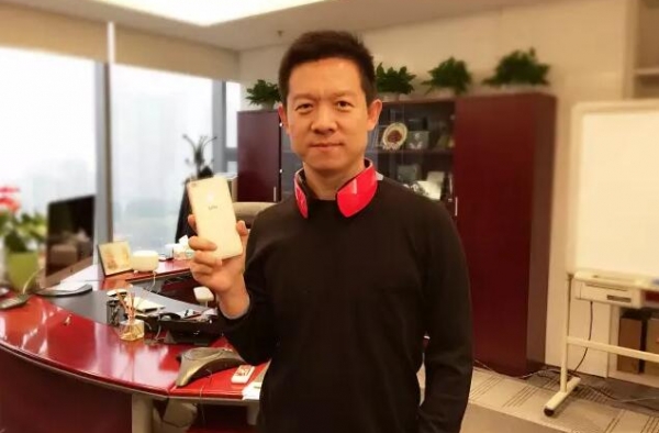 看甘薇老公贾跃亭个人资料背景 揭秘他有无红色背景