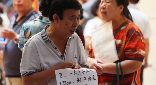 《印象》第444期:沈阳举办万人相亲大会 父母替孩子相亲超90%