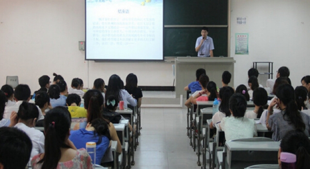网曝高校辅导员收"旷课罚款" 不交钱新学期不让注册