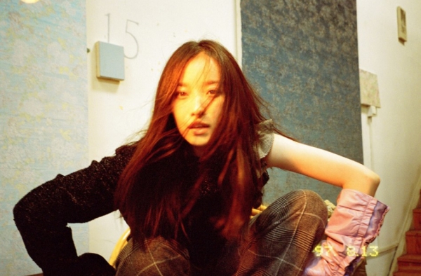 倪妮胶片写真显文艺 姿势随性演绎秋日慵懒