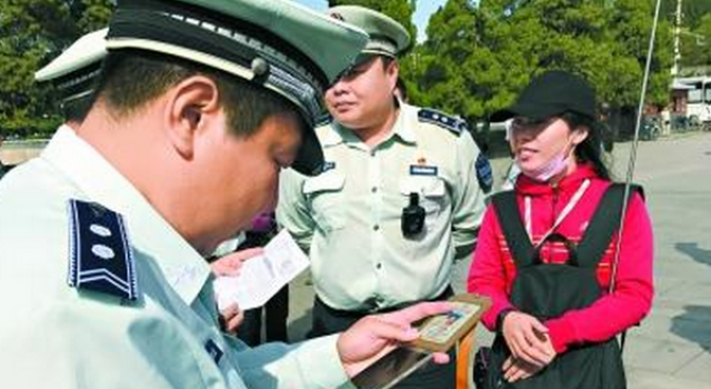游客“北京一日游”拒绝加钱被扇耳光 5名黑导游被拘