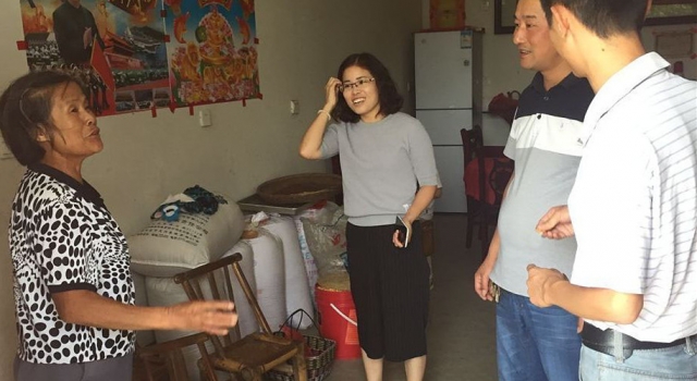 老人打麻将丢了钱 女孩捡到钱全额归还