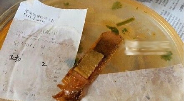 男子外卖惊现创可贴怒称“把它吃了” 经理就吃了