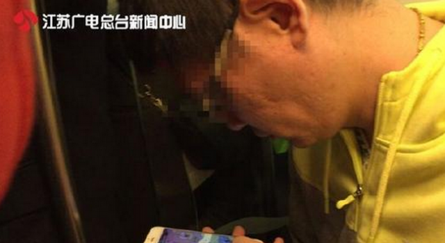 男子地铁占爱心专座装睡 拒给孕妇让座:我没有义务