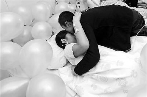 患难见真情 小伙子病房向重症女友求婚引人泪崩