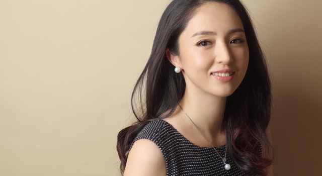 董璇直播首秀庆生 高云翔抱着女儿酒窝出境