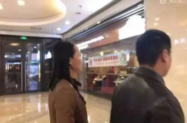 北京女子抱摔怀孕5个月的孕妇：你是孕妇又怎样　