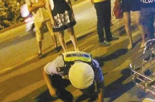 男子半夜骑小电动掉工地泥坑 早上发现时已活活冻死