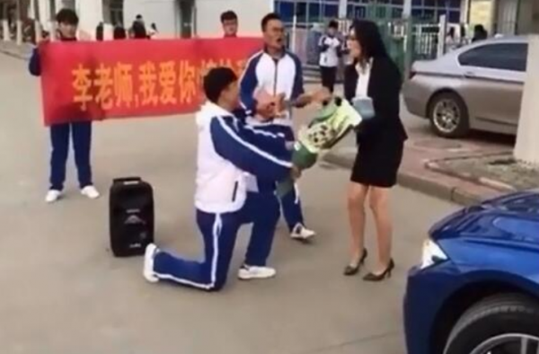 男生钻戒鲜花求婚女老师 美女教师怒斥不要脸砸钻戒