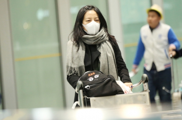 小燕子的大眼睛去哪儿了? 赵薇素颜现身机场无人识