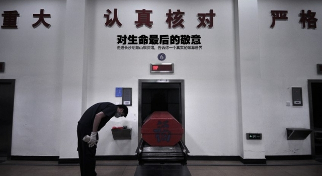 男子直播殡仪馆火化过程 以死者博噱头惹非议