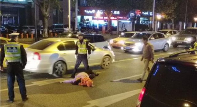女司机拒绝交警检查 就地哭闹打滚被车碾