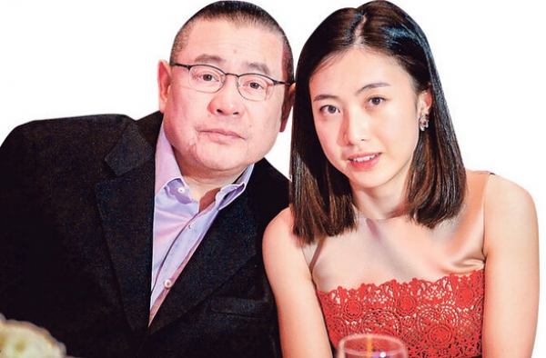风光做刘太？ 甘比晒婚鞋水晶钻闪瞎眼