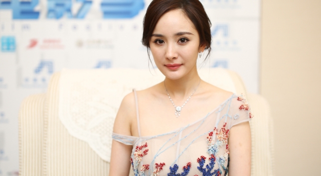 杨幂不知唐嫣罗晋婚期孕期 仍祝福她三年抱俩