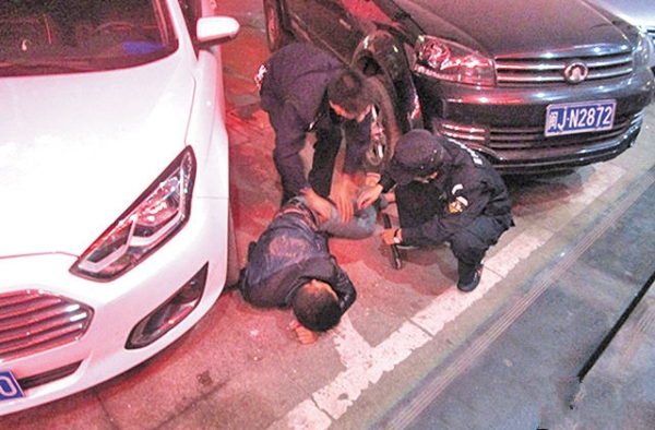 男子醉卧街头被货车碾断腿 醉汉扶与不扶引热议