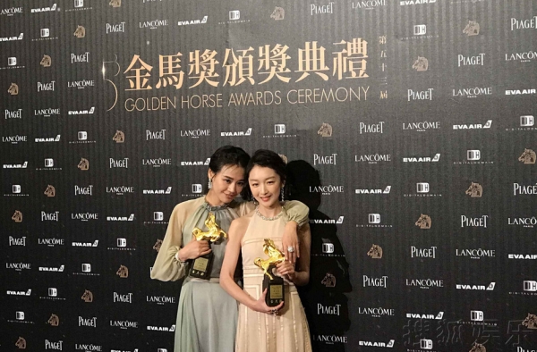 周冬雨窦靖童捧场马思纯话剧 亲密合影姐妹情深