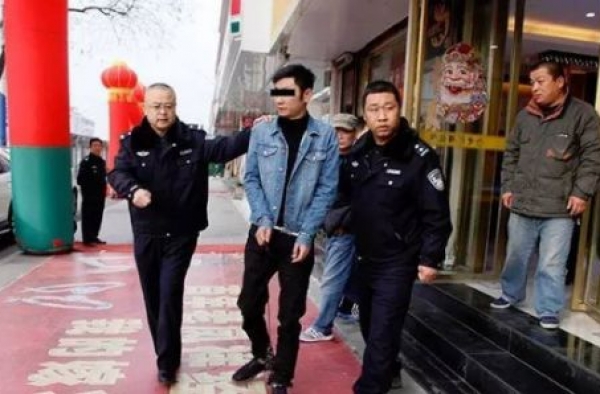 男子打赏女主播欠债15万 抢劫金链达1200多克