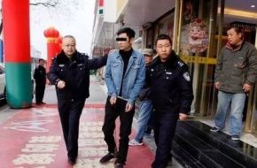 男子打赏女主播欠债15万 抢劫金链达1200多克