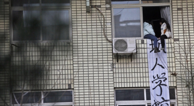 2名大三女生欲跳楼 原因竟是大学生比中专生还不如
