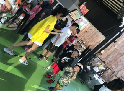 张柏芝着亮黄透视装现身 带俩儿子游曼谷太明媚