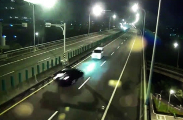 女司机醉酒高速逆行被拦 还热情邀约交警找馆子继续喝酒