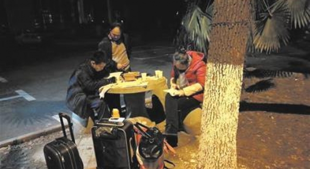 父母路灯下为儿子补习高数 同学：请做我爸爸吧！