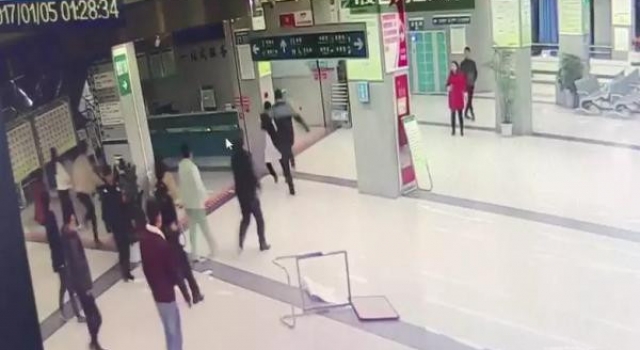 病房无床位女医生被4男殴打 医患矛盾何时是个头