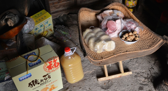 农村孤寡老人晒年货 没有山珍海味的新年依旧有滋有味