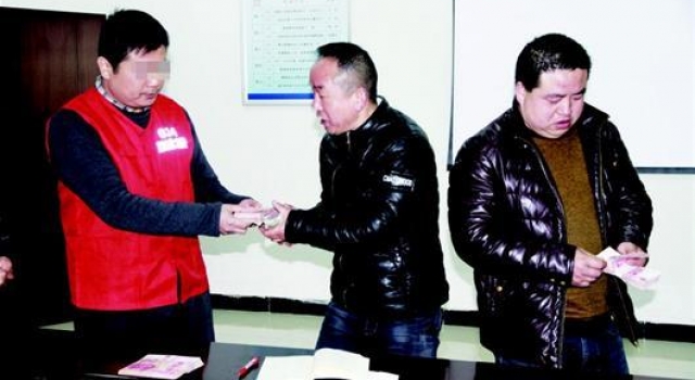 中国好老板!湖北老板醉驾被拘 看守所里给工人发工资