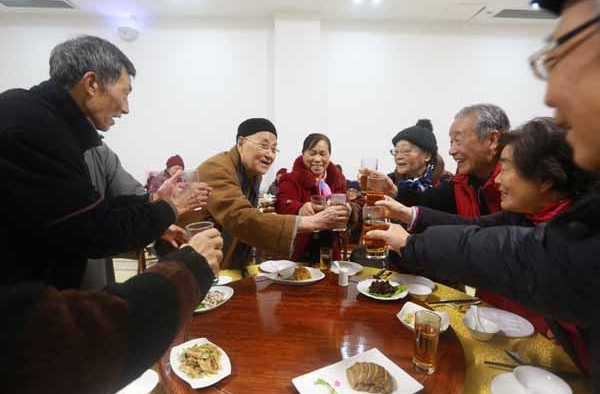 别样的年夜饭 福利中心孤寡老人儿童春节不孤单