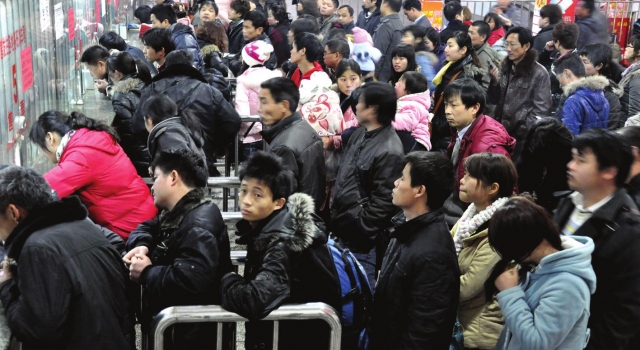 北京铁路迎来返程高峰 上班族成为主力军