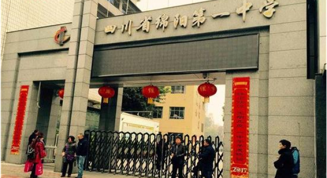 开学首日就坠亡!13岁女生请假上厕所没有再回来