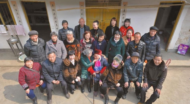 105岁老人拍全家福 全家近100口 年龄相加3850岁